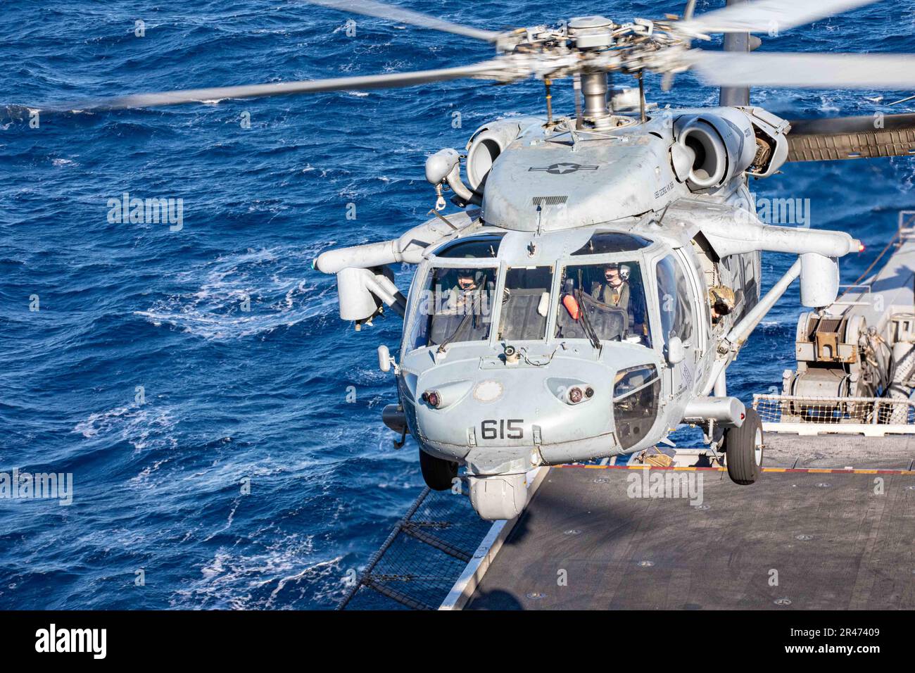 230131-N-IX644-1154 MER ADRIATIQUE (le 31 janvier 2023) un hélicoptère MH-60s Nighthawk attaché à l'Escadron de combat de la mer (HSC) 5, décolle du pont de vol du porte-avions de la classe Nimitz USS George H. W. Bush (CVN 77) pendant les opérations de vol, le 31 janvier 2023. Carrier Air Wing (CVW) 7 est la composante aérienne et de grève offensive du Carrier Strike Group (CSG) 10, George H.W. CSG de bague. Les escadrons du CVW-7 sont le Strike Fighter Squadron (VFA) 86, le VFA-103, le VFA-136, le VFA-143, le Electronic Attack Squadron (VAQ) 140, le Carrier Airborne Early Warning Squadron (VAW) 121, le HSC-5 et le Helicopter Mariti Banque D'Images