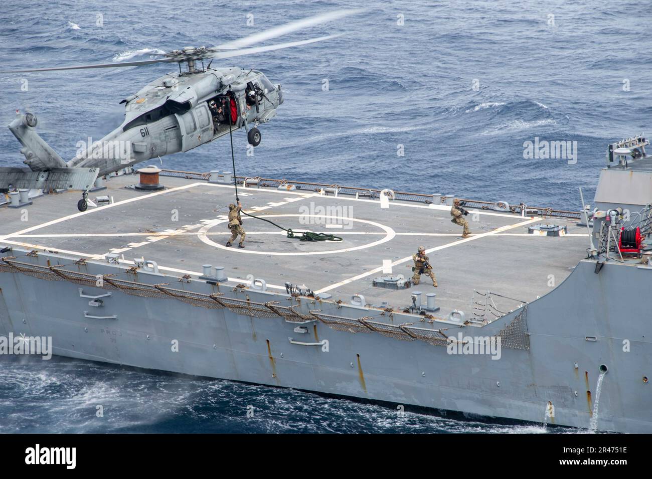 230212-N-ZQ263-1090 MER DE CHINE DU SUD (12 FÉVRIER 2023) ÉTATS-UNIS Des marins de la Marine de l'unité mobile d'élimination d'Ordnance explosive 11 à bord du destroyer de missile guidé de classe Arleigh Burke USS Decatur (DDG 73) lors d'une visite, à bord, d'un perquisition et d'un exercice de saisie. Le Nimitz Carrier Strike Group (NIMCSG) et le Makin Island Amphiobie Ready Group (MKI ARG), avec l'unité expéditionnaire maritime embarquée 13th (13th MEU), mènent des opérations de force expéditionnaire combinée (ESF), démontrant une capacité de combat de haut niveau unique, une supériorité maritime, une projection de puissance et une préparation. Les opérations incluent t intégré Banque D'Images