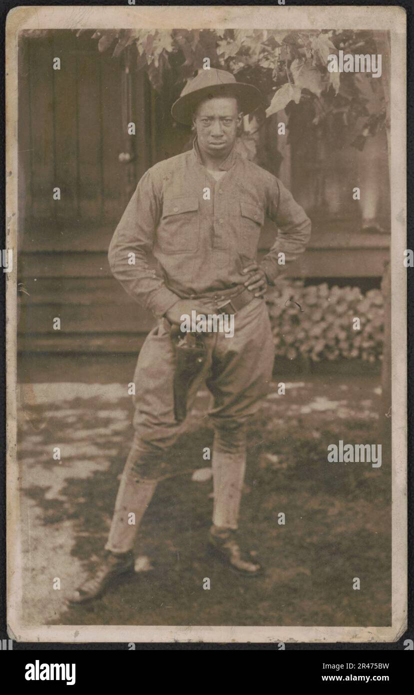 Soldat américain africain non identifié en uniforme et campagne chapeau avec pistolet dans l'étui Banque D'Images