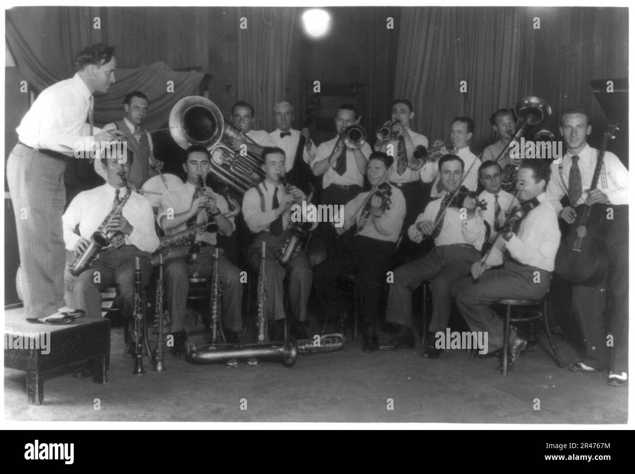 Bande non identifiés et leader, peut-être réunis pour une émission de radio de musique de danse pupular, ca. 1920 Banque D'Images