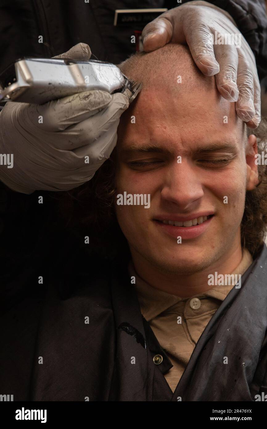 De nouvelles recrues de la Fox Company, 2nd Recruit Training Battalion, arrivent à bord du Marine corps Recruit Depot Pariris Island, S.C., 3 avril 2023. Au cours de leur première nuit à bord du dépôt, les recrues feront un appel téléphonique à la maison, recevront leur coupe de cheveux pour la première recrue, recevront leur uniforme et compléteront le traitement administratif initial. Banque D'Images