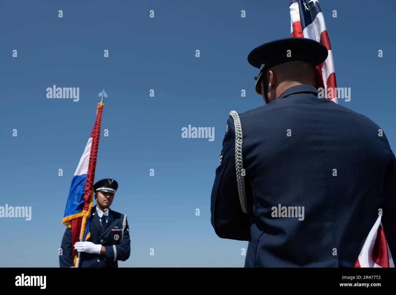 Les membres de la Garde d'honneur de l'escadre des opérations spéciales de 1st se préparent à rendre hommage au Président Mario Abdo Benítez, de la République du Paraguay, à Hurlburt Field, Floride, 30 mars 2023. Le Paraguay et les États-Unis sont des alliés en vertu du Traité de Rio, un accord signé depuis 1947 par plusieurs pays des Amériques pour la solidarité en matière de défense. Banque D'Images