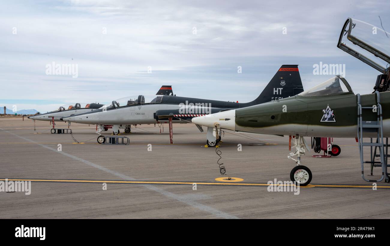 Trois talons T-38C affectés au 586th Escadron d'essais de vol sont garés sur la piste à la base aérienne Holoman, au Nouveau-Mexique, le 10 janvier 2022. Le FLTS de 586th planifie, analyse, coordonne et effectue des essais en vol d'armes et de systèmes avioniques de pointe. Banque D'Images