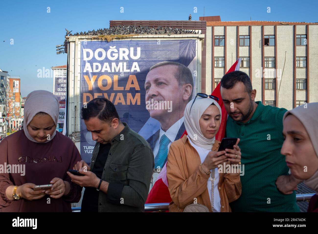 26 mai 2023 : les partisans brandissent des slogans et brandissent des drapeaux en écoutant le président turc Recep Tayyip Erdogan s’adresser à la foule lors d’un rassemblement de campagne sur 26 mai 2023 à Istanbul, en Turquie. Le président Erdogan a été contraint d'entrer dans une élection de second tour lorsque ni lui ni son principal challenger, Kemal Kilicdaroglu du Parti républicain du peuple, CHP, n'ont reçu plus de 50 pour cent des voix sur les élections de 14 mai. Le vote de deuxième tour aura lieu ce dimanche, 28 mai. (Credit image: © Tolga Ildun/ZUMA Press Wire) USAGE ÉDITORIAL SEULEMENT! Non destiné À un usage commercial ! Crédit : ZUMA Press, Inc./Alay Live News Banque D'Images