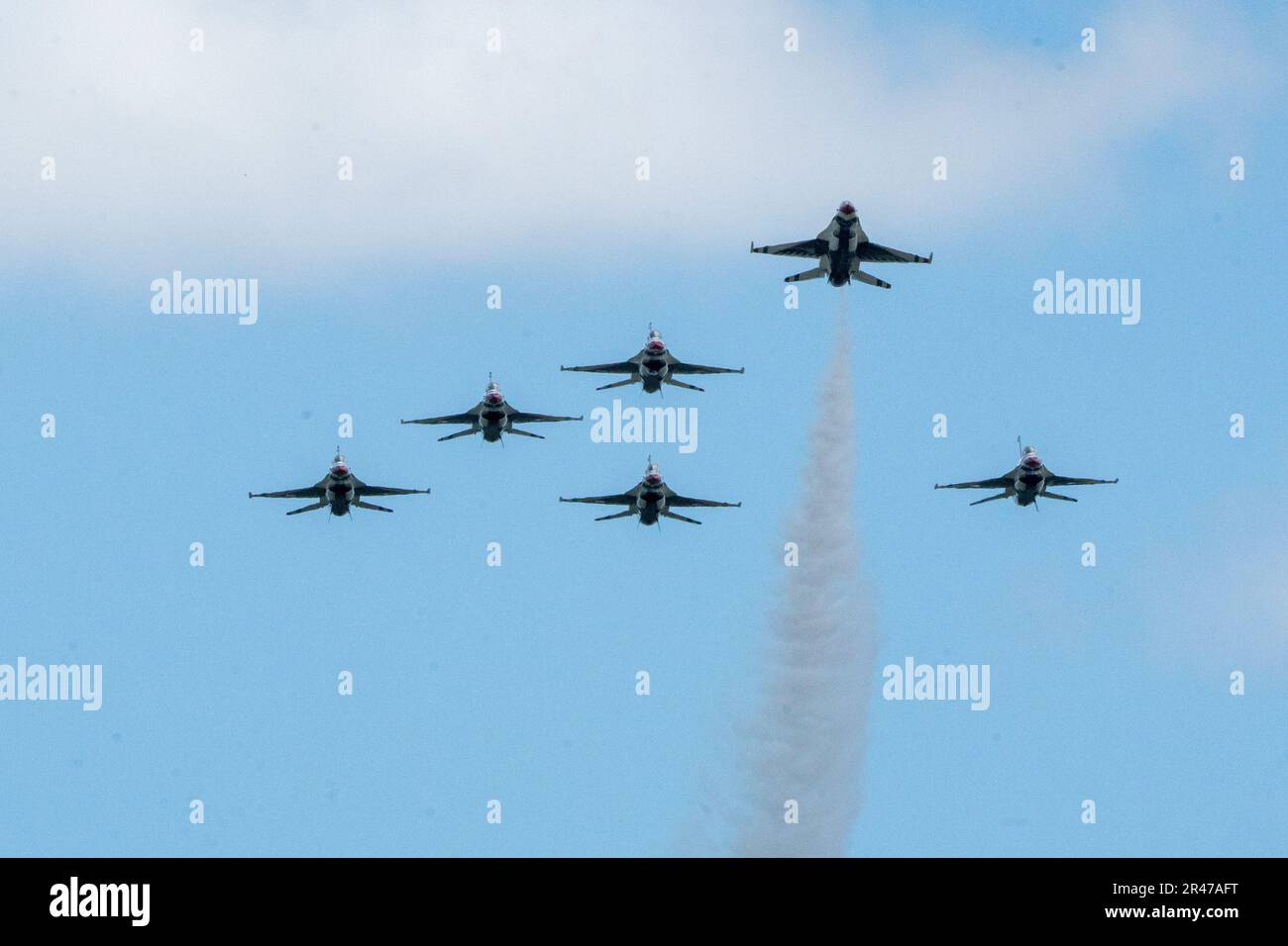 L'escadron de démonstration aérienne de la Force aérienne des États-Unis, Thunderbirds, effectue la formation de l'homme manquant à la base de réserve aérienne Homestead, en Floride, en 1 avril 2023. La formation a été volée en l'honneur du Sgt. Michael “Ty” Kettenhofen, un parachutiste des Chevaliers d'or de l'armée qui est décédé des blessures subies lors d'un saut d'entraînement sur 13 mars 2023. Banque D'Images