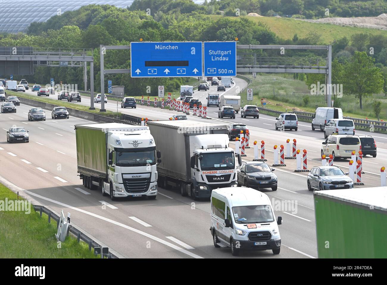 Dirnismaning, Allemagne. 26th mai 2023. Autoroute A9 sur 26 mai 2023 avant la Pentecôte. Circulation fluide, deux camions faisant une course d'éléphant, camions, trafic de marchandises lourdes. ? Credit: dpa/Alay Live News Banque D'Images