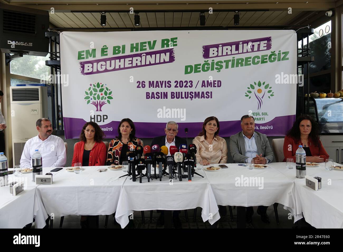 Des représentants du Parti démocratique populaire (HDP) et du Parti de la gauche verte (YSP) assistent à une conférence de presse à Diyarbakir. Avant le deuxième tour des élections présidentielles en Turquie, le codirigeant du Parti de la démocratie populaire (HDP) Pervin Buldan, le célèbre politicien kurde Ahmet Turk, les députés du Parti de la gauche verte (YSP), ainsi que certains parlementaires et politiciens kurdes ont tenu une conférence de presse à Diyarbakir, La ville avec la plus grande population kurde. Dans les discours de la réunion, il a été dit que les élections de 28 mai sont très importantes pour l'avenir de la Turquie Banque D'Images