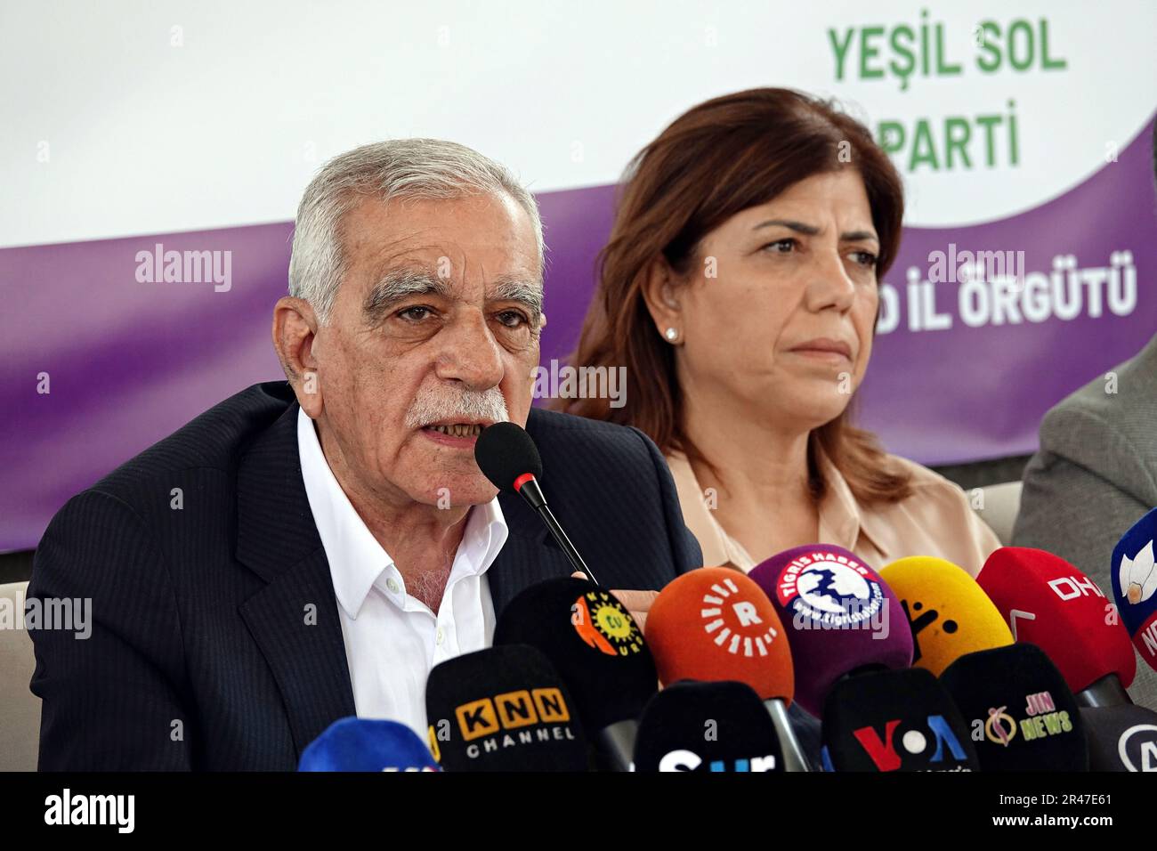 Le politicien kurde Ahmet Turk et le Parti de la gauche verte (YSP) Erzurum le député de Beral Danis Bestas assiste à une conférence de presse à Diyarbakir. Avant le deuxième tour des élections présidentielles en Turquie, le codirigeant du Parti de la démocratie populaire (HDP) Pervin Buldan, le célèbre politicien kurde Ahmet Turk, les députés du Parti de la gauche verte (YSP), ainsi que certains parlementaires et politiciens kurdes ont tenu une conférence de presse à Diyarbakir, La ville avec la plus grande population kurde. Dans les discours de la réunion, il a été dit que les élections de 28 mai sont très importantes pour l'avenir de Tu Banque D'Images