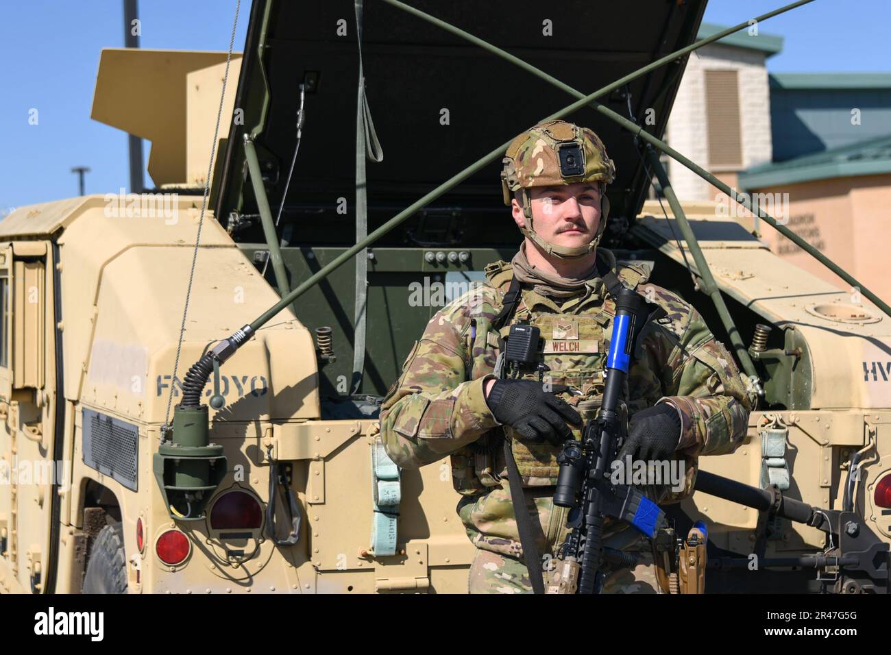 ÉTATS-UNIS Le premier officier de la Garde nationale aérienne, Airman Kyle Welch, membre de l'équipe d'incendie, Escadron des forces de sécurité de l'escadre du 114th Fighter, patrouille le bâtiment des opérations pendant le Trident de Lobo à la base de la Garde nationale aérienne de Volk Field, près du camp Douglas, Wisconsin, 28 mars 2023. Lobo Trident est un exercice de préparation à grande échelle utilisé pour démontrer la capacité de l’escadre de combat de 114th à soutenir des opérations adaptatives dans un environnement contesté. Banque D'Images