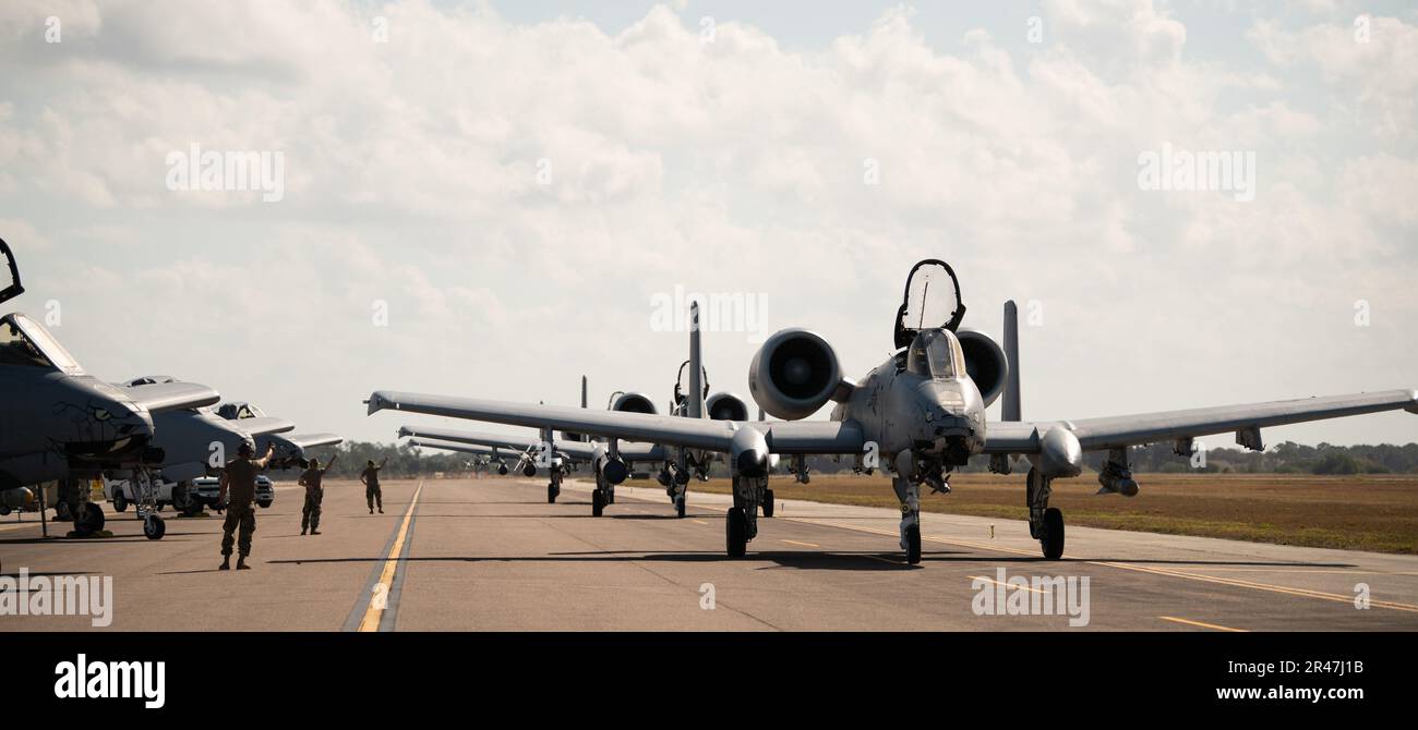 ÉTATS-UNIS Des aviateurs affectés à la 122nd Fighter Wing, Indiana Air National Guard, WiNG Walk A-10C Thunderbolt II en bas de la ligne de vol pendant Guardian Blitz à la base aérienne de MacDill, Floride, le 25 janvier 2023. Guardian Blitz est l’exercice d’entraînement final de l’escadre 122nd avec l’Avion A-10C Thunderbolt II avant de passer à l’avion F-16 Fighting Falcon. Banque D'Images