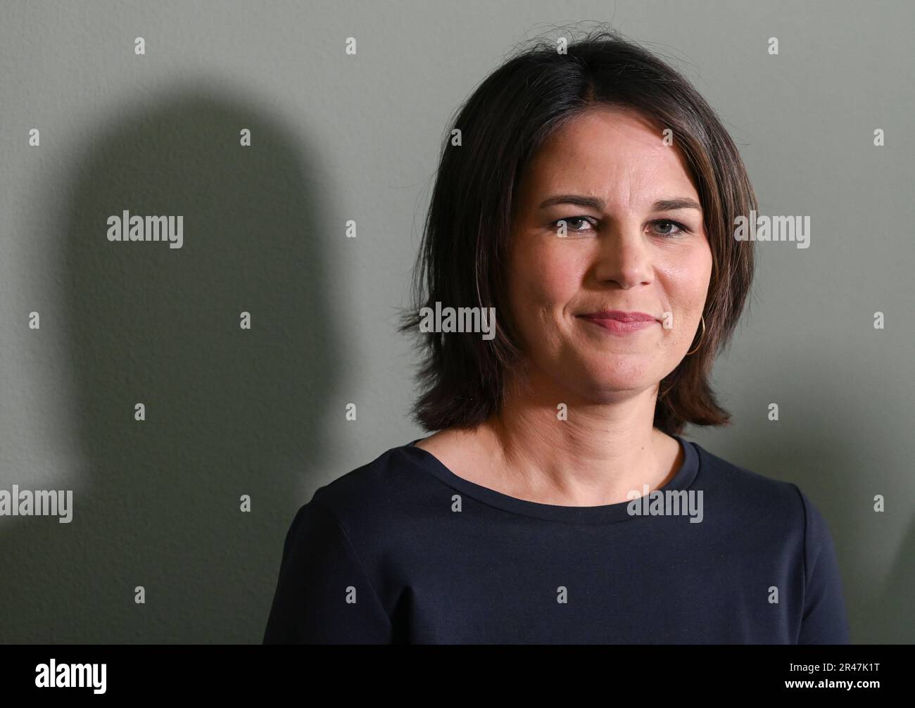 Potsdam, Allemagne. 26th mai 2023. Annalena Baerbock (Bündnis90/Die Grünen), ministre des Affaires étrangères, ouvre un bureau vert dans sa circonscription électorale de Potsdam. A l'avenir, les salles abriteront le nouveau bureau de l'association du Parti Vert de district. Credit: Jens Kalaene/dpa/Alamy Live News Banque D'Images