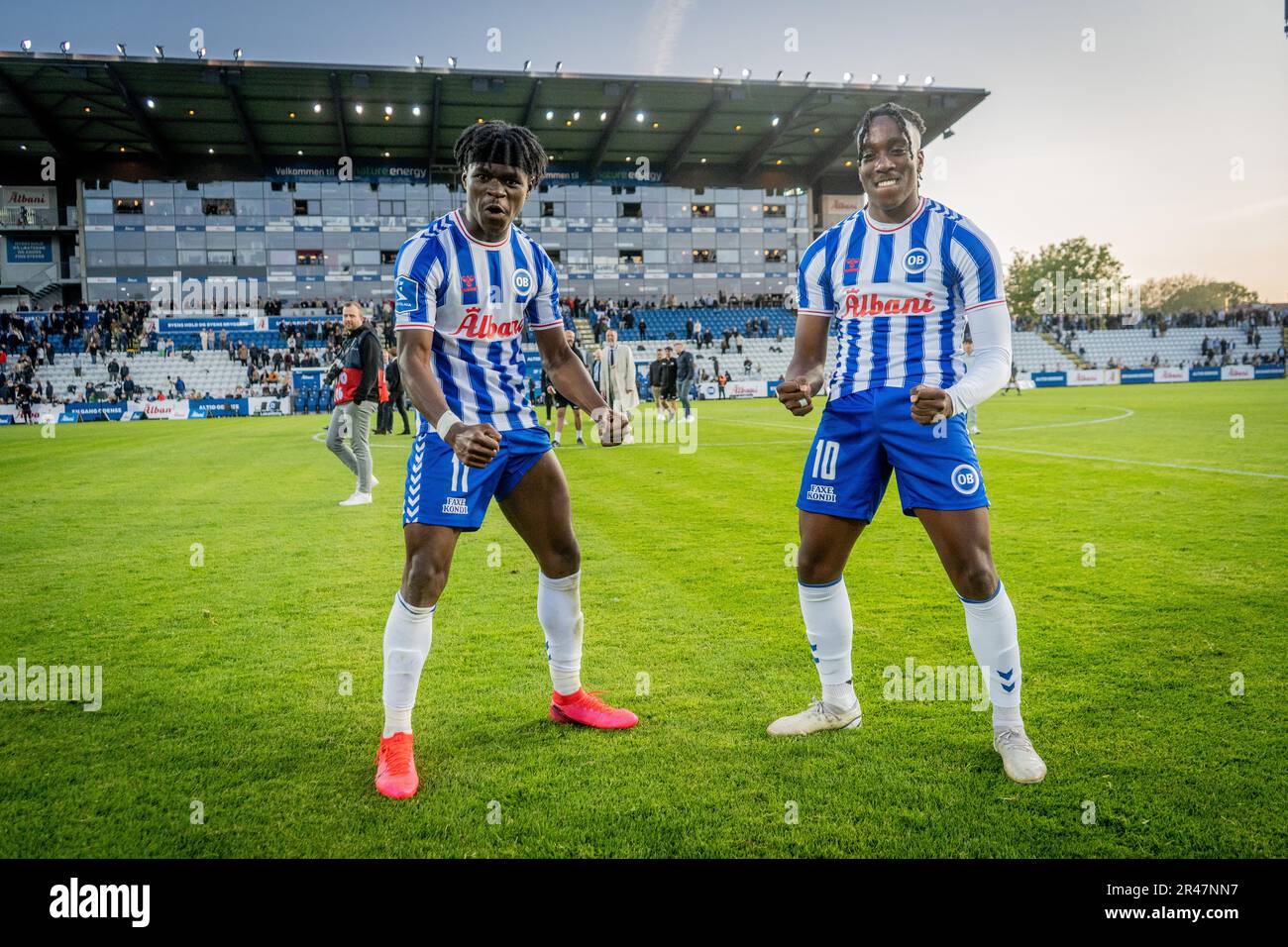 Odense, Danemark. 26th mai 2023. Emmanuel Sabbi (11) et Franco Tongya (10) d'OB vus après le match Superliga de 3F entre Odense Boldklub et AC Horsens au Parc d'énergie de nature à Odense. (Crédit photo : Gonzales photo/Alamy Live News Banque D'Images