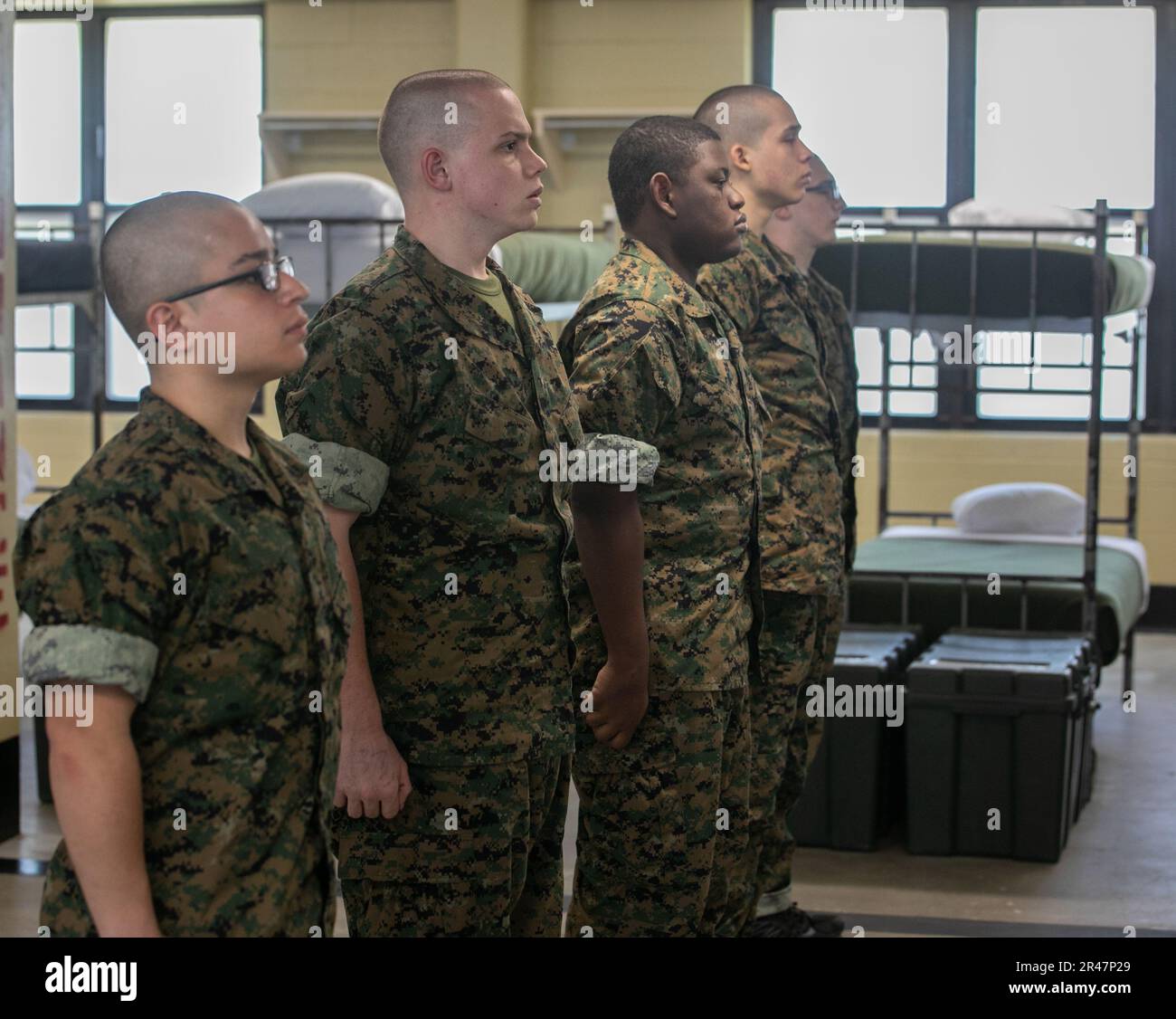 Les recrues de la compagnie Bravo, 1st Recruit Training Battalion, rencontrent leurs instructeurs de forage pour la première fois, marquant officiellement le début de leur formation sur le corps de Marine recent Depot Pariris Island, L.C. (31 mars), 2023. Les recrues sont formées à respecter les trois valeurs fondamentales du corps des Marines, soit l’honneur, le courage et l’engagement. Banque D'Images