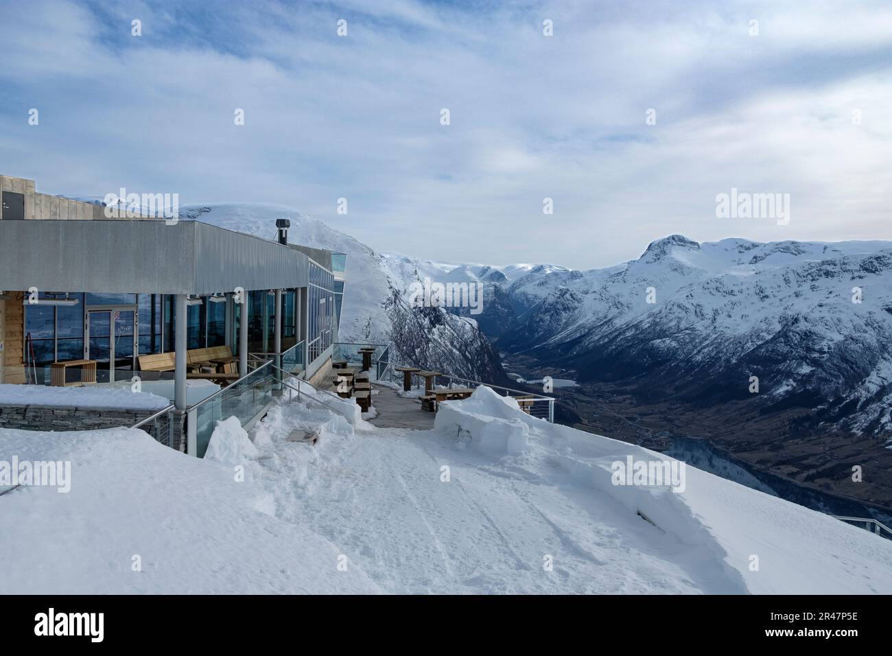 Surplombant une falaise spectaculaire, le restaurant Hoven est vu en premier plan Banque D'Images