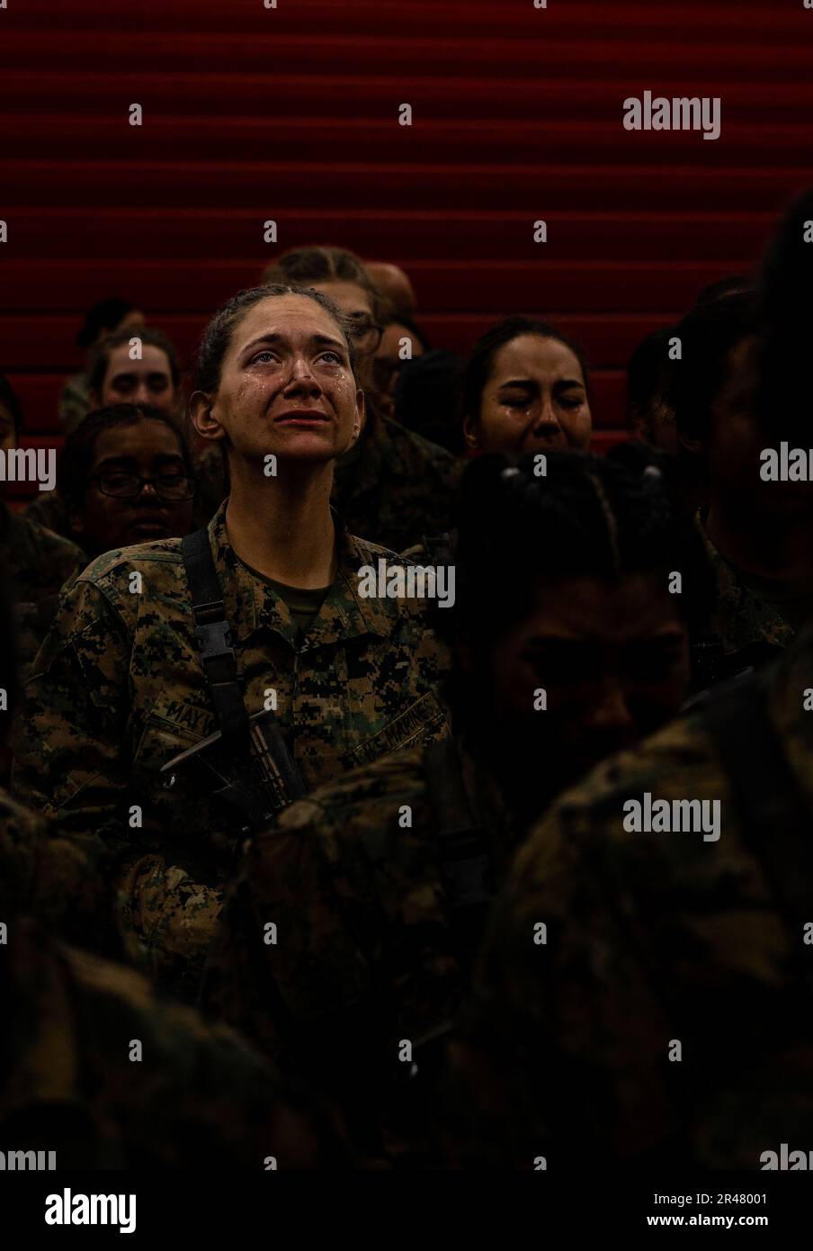 Les nouvelles Marines avec la compagnie kilo, 3rd Recruit Training Battalion, reçoivent le très convoité Eagle, Globe and Anchor lors d'une cérémonie tenue à bord du corps de Marine recent Depot Parris Island, S.C., 28 janvier 2023. L'aigle, le Globe et l'ancre sont remis aux nouvelles Marines après l'achèvement du Crucible et marque la transformation de Recruit à United States Marine. Banque D'Images