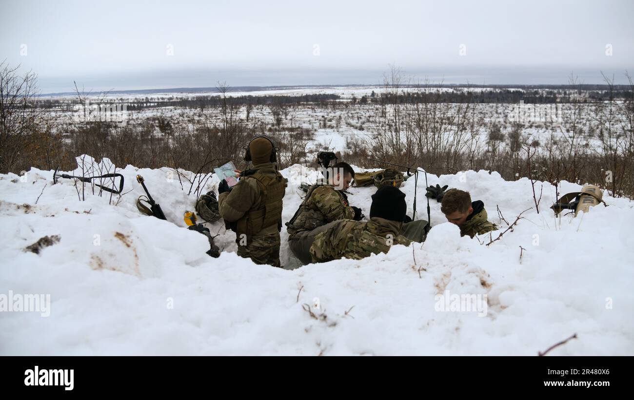 Une équipe de 1-120th observateurs de l'avant du Régiment d'artillerie de campagne a localisé des cibles et a appelé à l'incendie pendant la grève du Nord 23-1, le 23 janvier 2023, au Camp Grayling, Michigan. Les unités qui participent à la phase d’hiver de la grève du Nord sont prêtes en menant une formation conjointe par temps froid conçue pour atteindre les objectifs de la Stratégie pour l’Arctique du ministère de la Défense. Banque D'Images