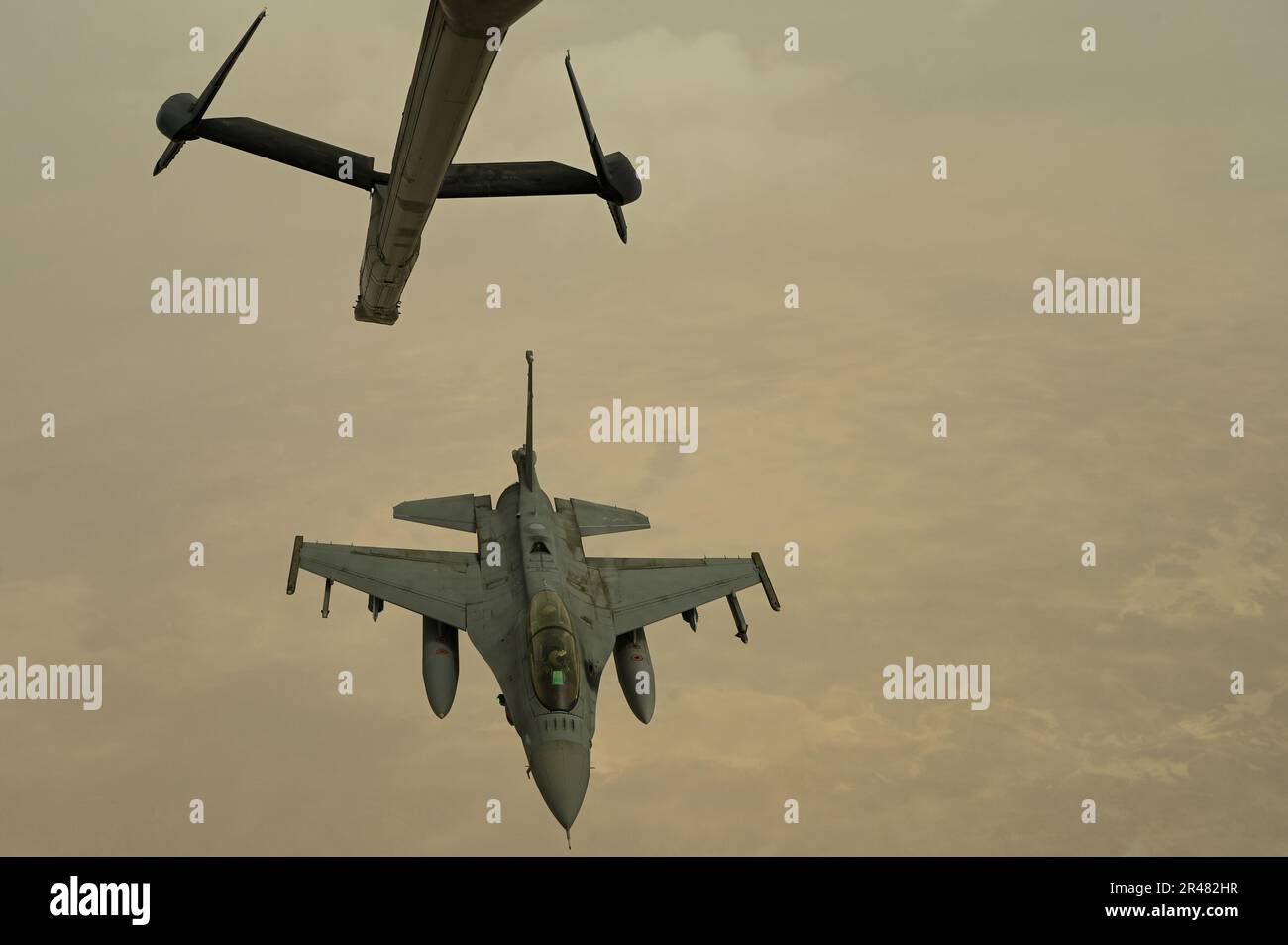 Une Royal Omani Air Force F-16 s'approche d'un U.S. Le poste KC-10 de la Force aérienne est affecté à l'escadron de ravitaillement en vol expéditionnaire 908th au cours d'un événement d'entraînement combiné, aux États-Unis Zone de responsabilité du Commandement central, 19 mars 2023. L'événement de formation a permis d'accroître le ravitaillement en vol de la Royal Omani Air Force, ses compétences et l'interopérabilité accrue entre les partenaires. Banque D'Images