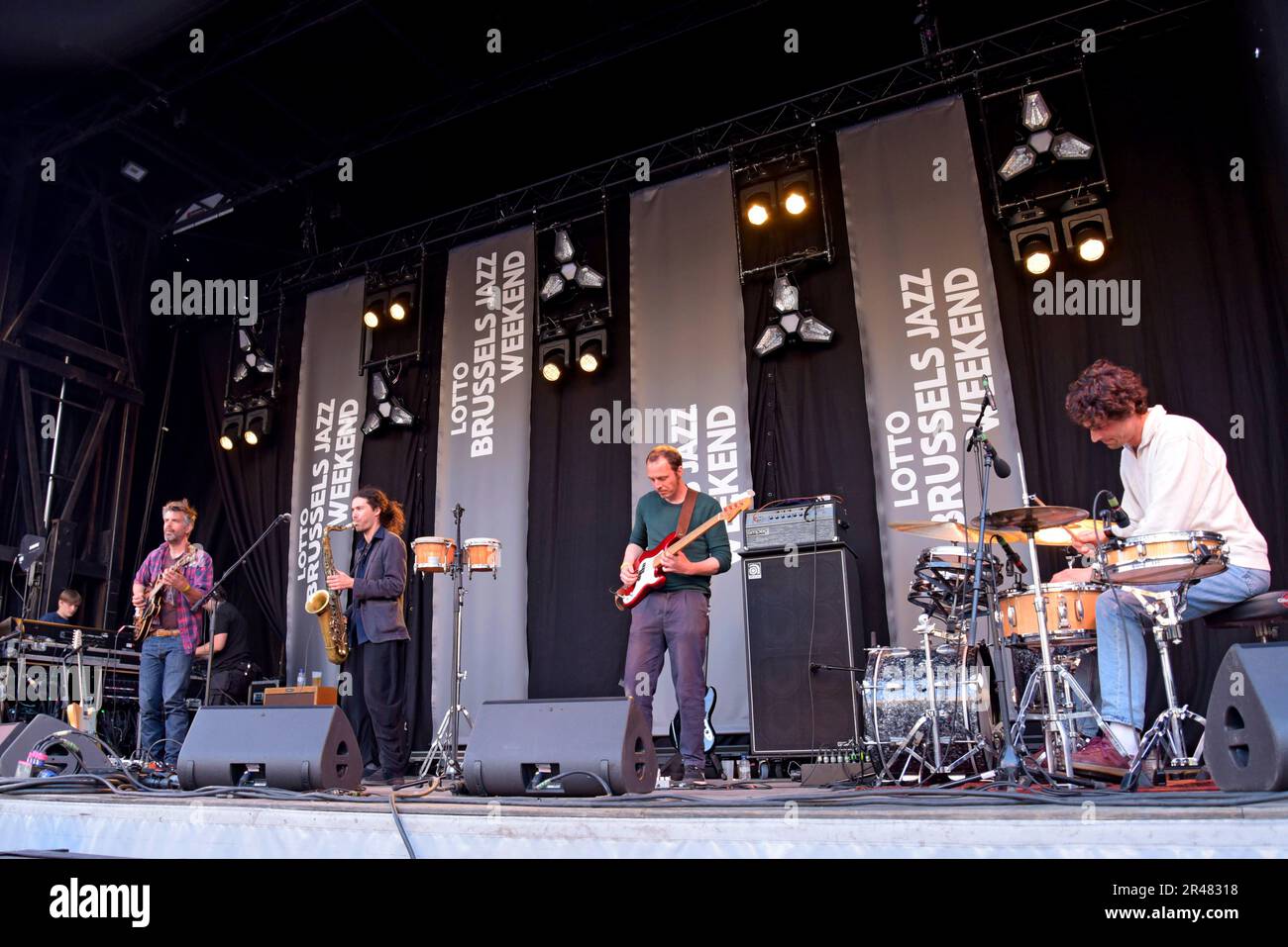 Bruxelles, Belgique, le 26th mai 2023. Le week-end de jazz de Bruxelles 2023 a ouvert ses portes ce soir, avec plus de 150 spectacles gratuits sur des scènes en plein air et dans des lieux de la ville pendant l'événement de 3 jours. Plus de 200 000 personnes assistent au festival, maintenant dans son année 6th. Les échos du zoo sont présentés sur la scène de la place de la Bourse. G. P. Essex/Alamy Live News Banque D'Images