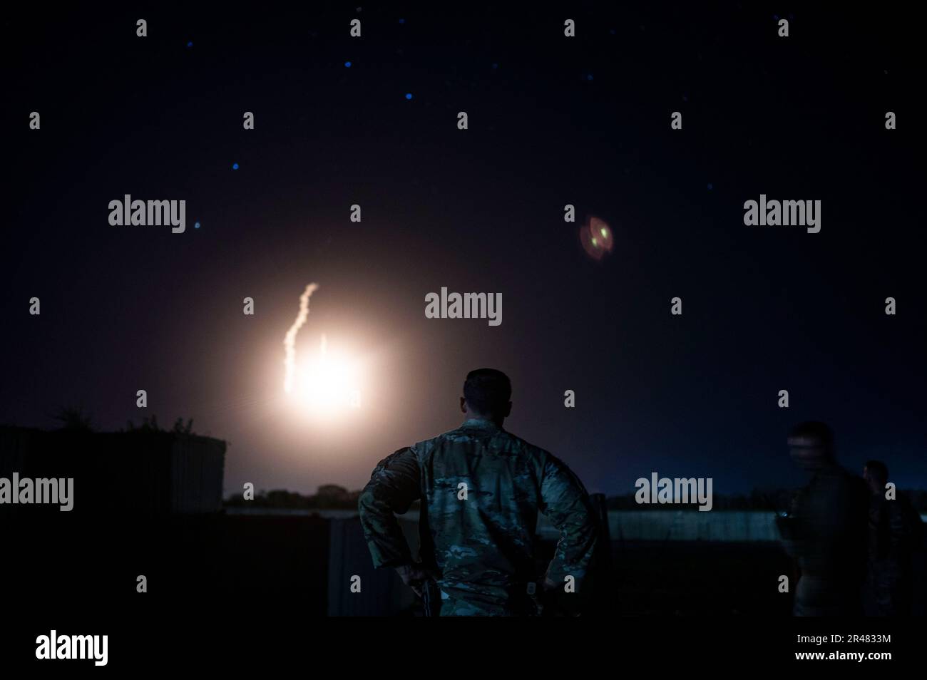 A ÉTATS-UNIS Un soldat de l'armée affecté à la Force opérationnelle des montres de Wolfmun est tiré d'un mortier à Camp Simba, Kenya, 10 mai 2023. Les soldats ont régulièrement déclenché des mortiers dans le cadre de la défense de la base. (É.-U. Photo de la Force aérienne par le sergent d'état-major William Rio Rosado) Banque D'Images