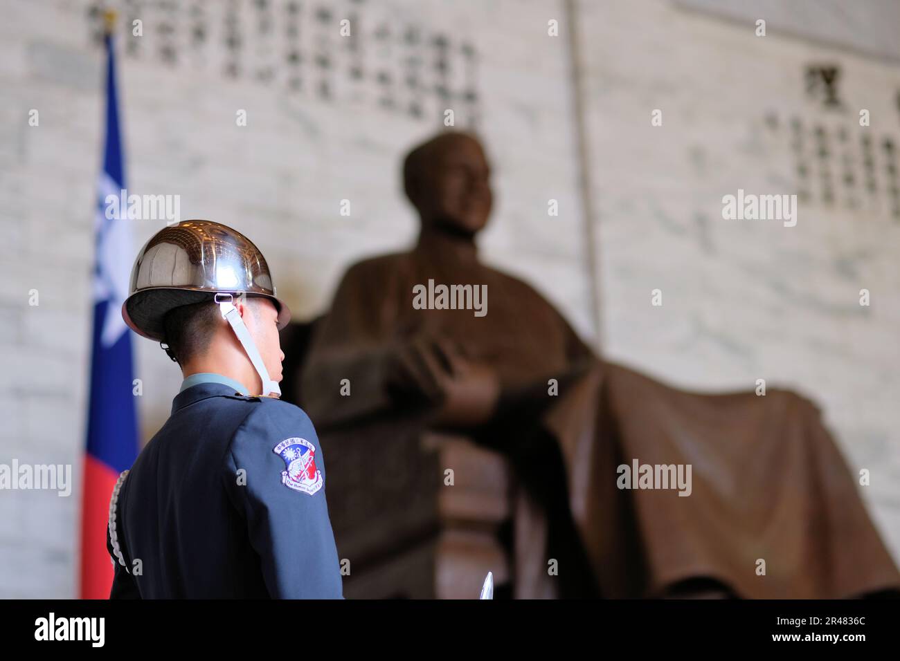 La garde militaire observe la statue de bronze de Chiang Kai-Shek au centre de la chambre principale du Chiang Kai-Shek Memorial Hall ; Taipei, Taïwan. Banque D'Images