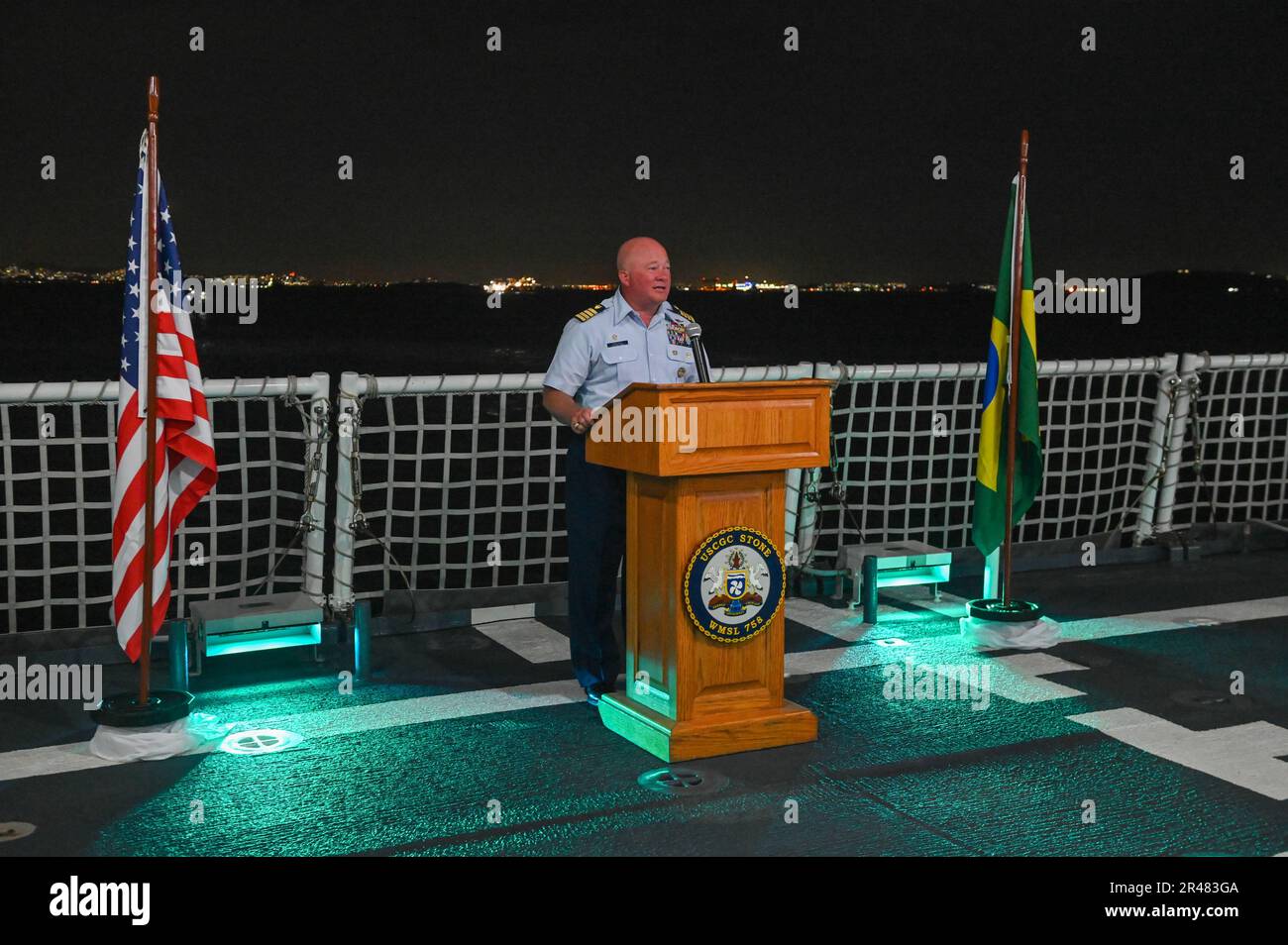 ÉTATS-UNIS Le capitaine de la Garde côtière, Clinton Carlson, commandant de la Pierre de l'USCGC (LMSM 758), s'adresse aux invités lors d'une réception diplomatique à bord de la Pierre à Rio de Janeiro (8 mars 2023). Stone est en cours de déploiement de plusieurs missions dans l'océan Atlantique Sud pour contrer les activités maritimes illicites et renforcer les relations de souveraineté maritime dans l'ensemble de la région. Banque D'Images