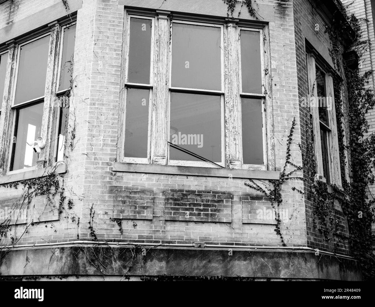 Un ancien bâtiment en brique extérieur en niveaux de gris Banque D'Images