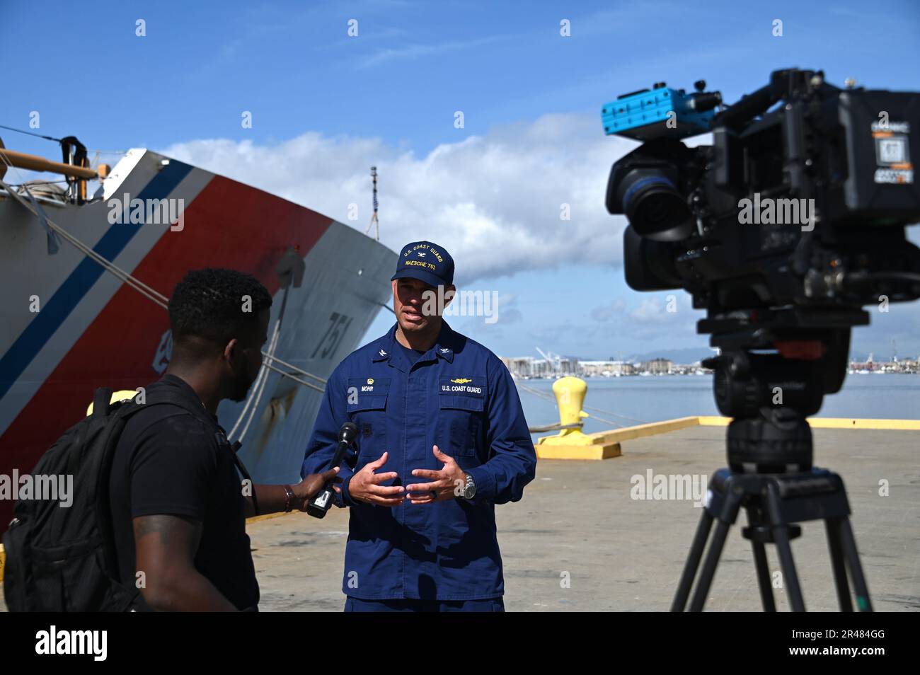 Le capitaine Robert Mohr, commandant de la Garde côtière Cutter Waesche (WMSL 751), est interviewé par un journaliste après le retour de la Waesche à la base Alameda, en Californie, à la suite d'une patrouille de 90 jours sur les stupéfiants, à 31 mars 2023. L’équipage de Waesche a interdicté deux navires présumés de contrebande de drogues tout en patrouilant dans les eaux internationales de l’océan Pacifique est, ce qui a entraîné la saisie d’environ 881 livres de cocaïne et 9 500 livres de marijuana. ÉTATS-UNIS Photo de la Garde côtière par le maître en chef Matthew Masaschi. Banque D'Images