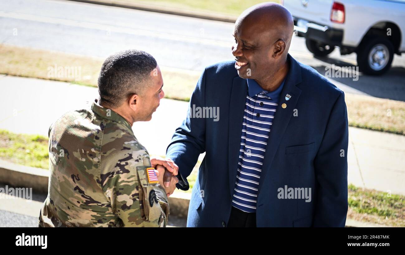 La direction de l'Inter-American Defense College souhaite la bienvenue à M. Kevin J. Bostick, aux États-Unis Direction des exercices de commandement du Sud et des affaires de coalition Directeur pour une visite au campus de l'IADC à fort Lesley J. McNair, Washington, D.C., le 8 février 2023. La direction des exercices et des affaires de coalition du personnel mixte J7/9 utilise des partenariats dans toute la société, y compris des exercices, des opérations d'affaires civiles et des activités d'aide humanitaire, pour améliorer la capacité de l'USSOUTHCOM et des pays partenaires à réagir rapidement aux situations d'urgence et à neutraliser les réseaux de menaces. Le J7/9 s'efforce de développer un très traine Banque D'Images