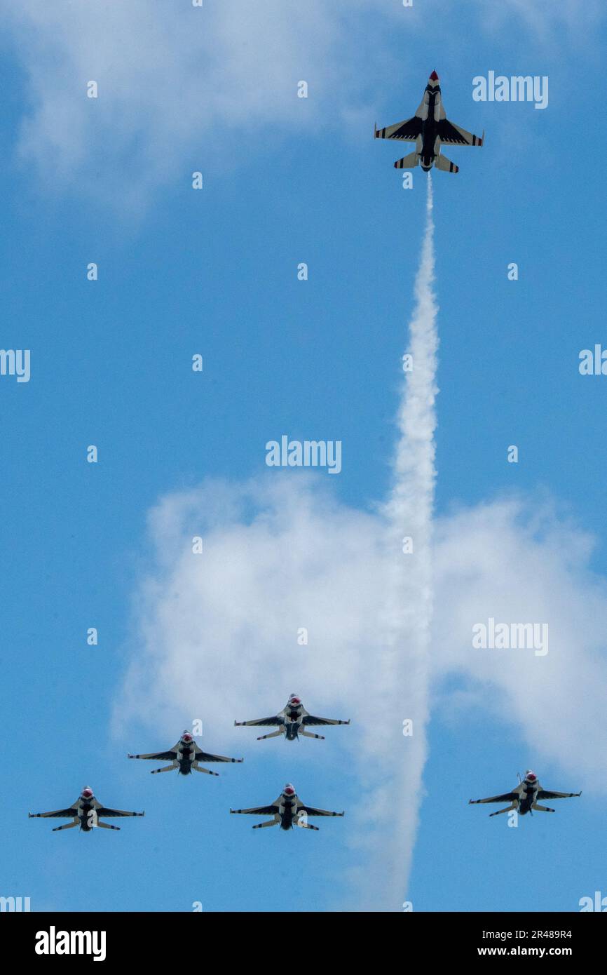 L'escadron de démonstration aérienne de la Force aérienne des États-Unis, Thunderbirds, effectue la formation de l'homme manquant à la base de réserve aérienne Homestead, en Floride, en 1 avril 2023. La formation a été volée en l'honneur du Sgt. Michael “Ty” Kettenhofen, un parachutiste des Chevaliers d'or de l'armée qui est décédé des blessures subies lors d'un saut d'entraînement sur 13 mars 2023. Banque D'Images