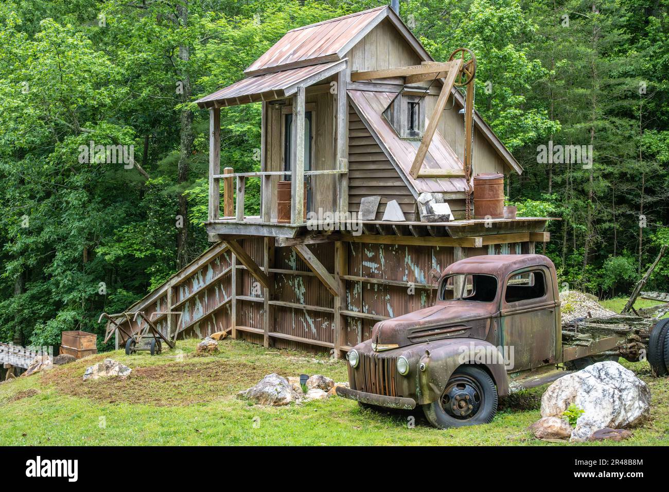 Camionnette Ford vintage et accessoires miniers à l'entrée de SharpTop Cove, un camp YoungLife à Jasper, en Géorgie. (ÉTATS-UNIS) Banque D'Images