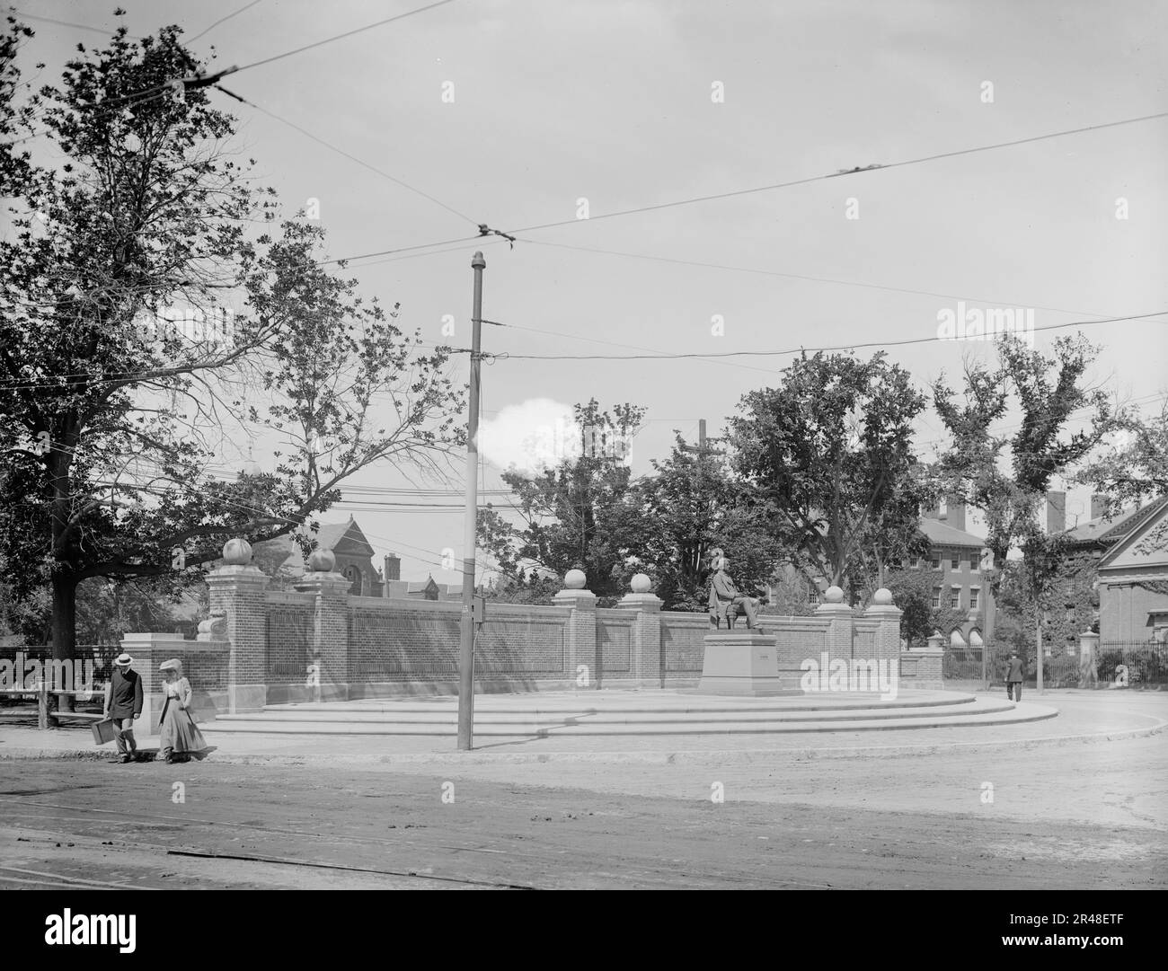 Statue de Charles Sumner à l'entrée du métro, Harvard Square, Cambridge, Massachusetts, entre 1900 et 1920. Banque D'Images Statue de Charles Sumner à l'entrée du métro, Harvard Square, Cambridge, Massachusetts, entre 1900 et 1920. Banque D'Images