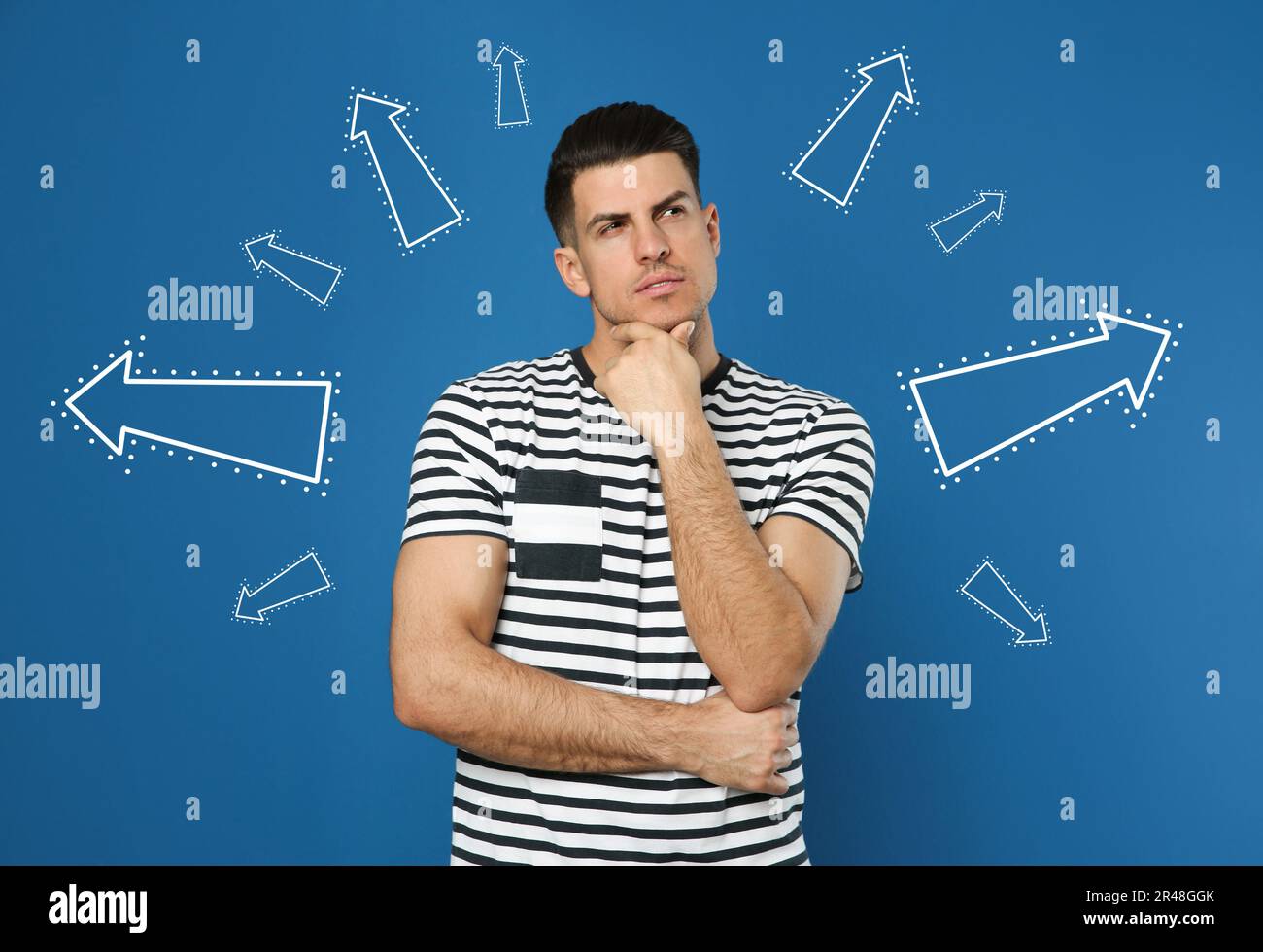 Choix dans la profession ou dans d'autres domaines de la vie, concept. Prenant la décision, homme réfléchi entouré de flèches dessinées sur fond bleu Banque D'Images
