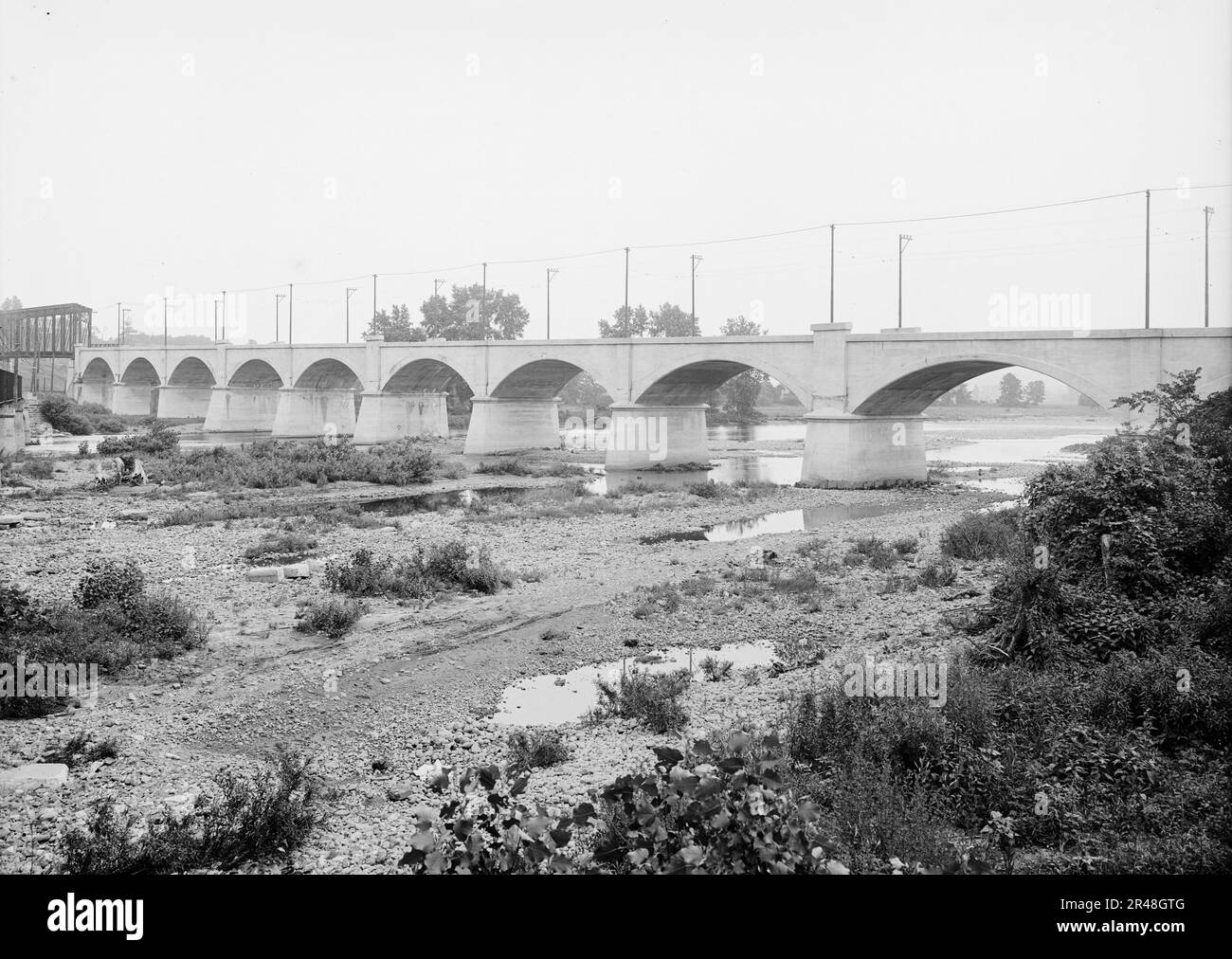 U. et M.V. [Utica & amp; Mohawk Valley], pont ferroviaire, Herkimer, N.Y., entre 1900 et 1910. Banque D'Images