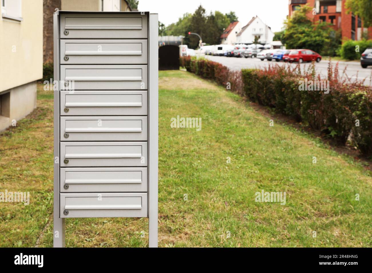 Boîtes aux lettres métalliques à proximité de l'immeuble d'appartements à l'extérieur. Espace pour le texte Banque D'Images