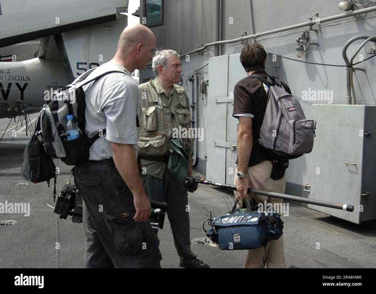 LA Marine AMÉRICAINE Dan Rest, CBS Anchorman et son équipe de presse retournent à l'USS Abraham Lincoln (CVN 72) après avoir visité l'île de Sumatra, en Indonésie Banque D'Images