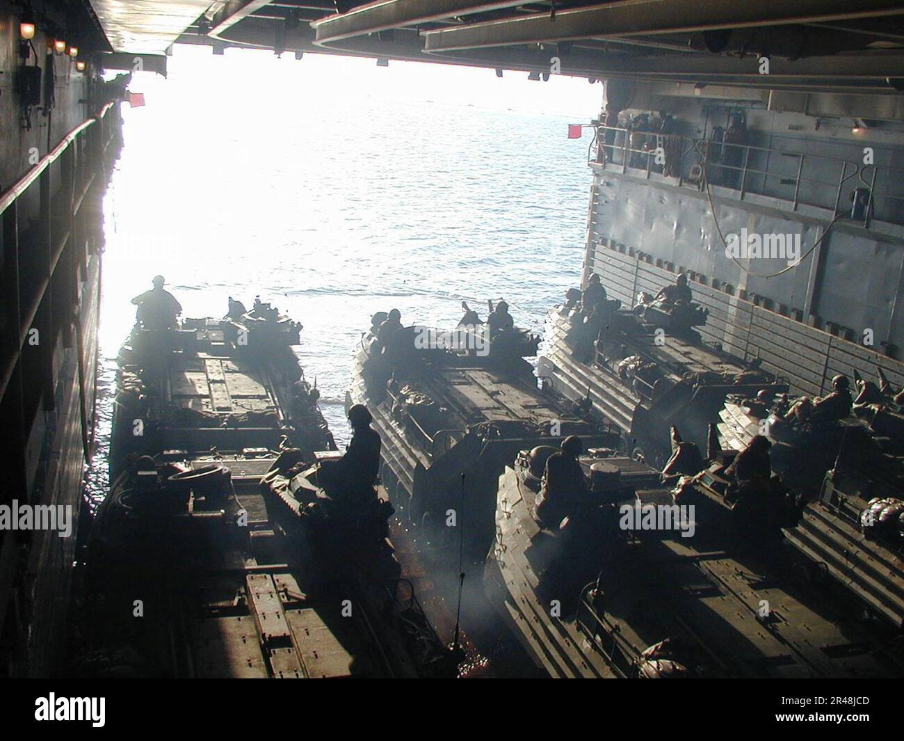 US Navy USMC AAV se prépare à quitter le pont du puits des navires Banque D'Images