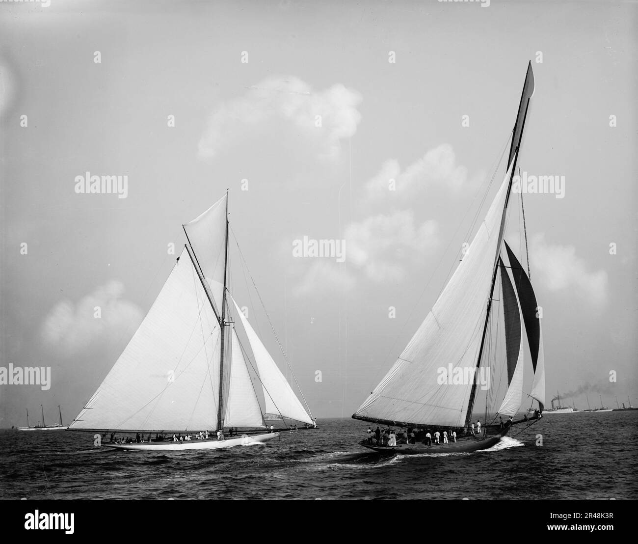 Columbia & amp ; Shamrock, c1899. Columbia était un yacht de course américain conçu et construit en 1898-99 par Nathanael Herreshoff et The Herreshoff Manufacturing Company pour les propriétaires J. Pierpont Morgan et Edwin Dennison Morgan du New York Yacht Club. En 1899, elle a été la défenseuse de la dixième course de la coupe de l'Amérique contre le challenger britannique/irlandais Shamrock. Banque D'Images