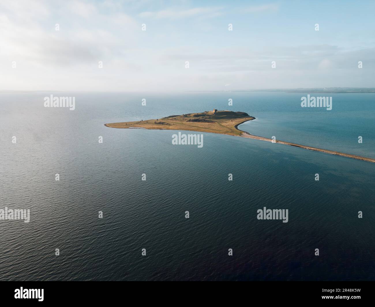 Une vue aérienne d'une île avec le château de Kalo à peine visible sur l'eau au Danemark Banque D'Images