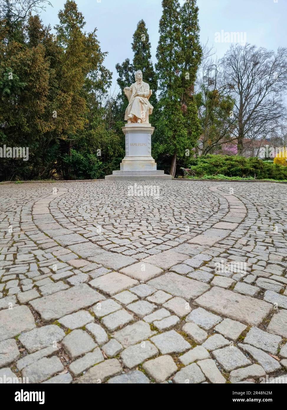 Statue en marbre du poète et écrivain autrichien Robert Hamerling assis dans une chaise dans le parc de la ville Stadtpark, à Graz, région de Steiermark, Autriche. Sél Banque D'Images