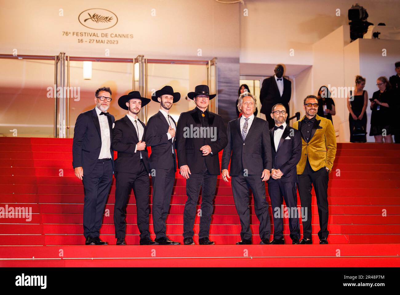 Cannes, France. 26th mai 2023. Producteur Gareth West, Rebel Rodriguez, Racer Rodriguez, Directeur Robert Rodriguez, William Fichtner, Artur Galstian et Vahan Yepreman assistant au tapis rouge « hypnotique » lors du festival annuel de Cannes 76th au Palais des Festivals sur 26 mai 2023 à Cannes, France. Photo de David Boyer/ABACAPRESS.COM crédit: Abaca Press/Alay Live News Banque D'Images