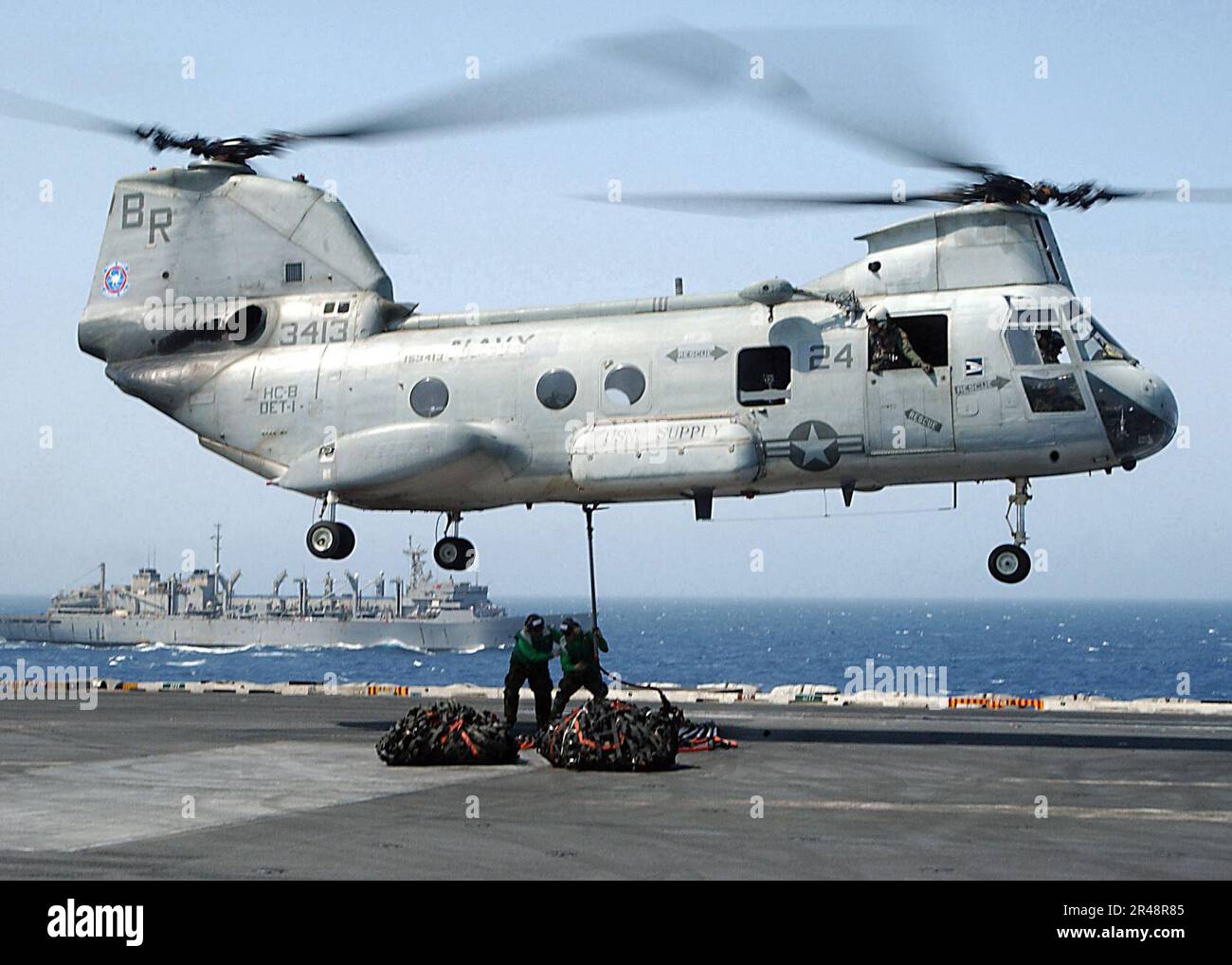 US Navy CH-46 livre des fournitures à l'USS Washington Banque D'Images