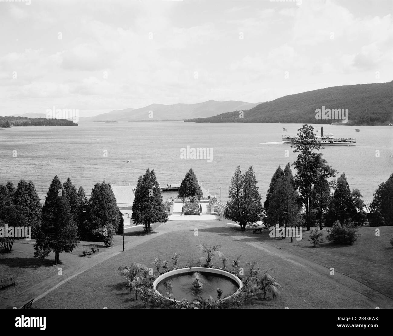 En bas du lac depuis le fort William Henry Hotel, LakeGeorge, New York, c.between 1910 et 1920. Banque D'Images