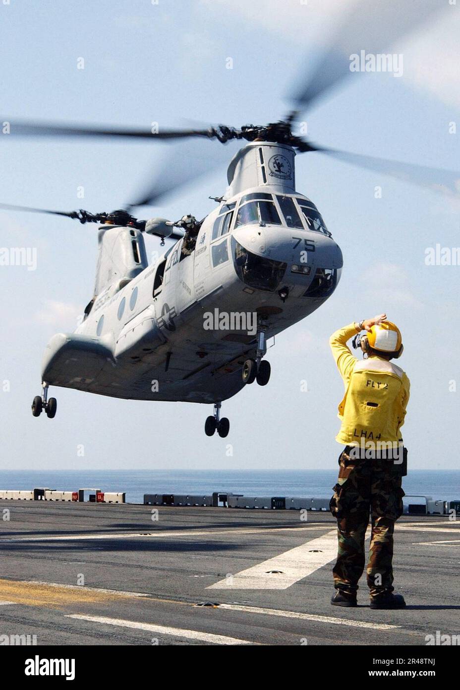 RETUNS CH-46 de la marine AMÉRICAINE à bord d'un navire Banque D'Images