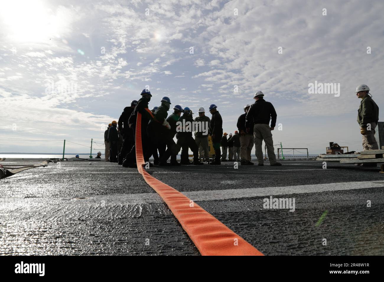 Les marins affectés au porte-avions de la classe Nimitz USS George ...