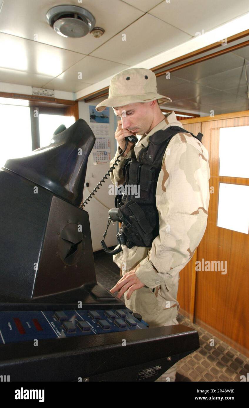 MARINE AMÉRICAINE Sailor à bord du destroyer de missile guidé USS Paul Hamilton (DDG 60) utilise un système de sonar de navire thaïlandais pour l'empreintes digitales pendant les opérations d'interception maritime (MIO) Banque D'Images