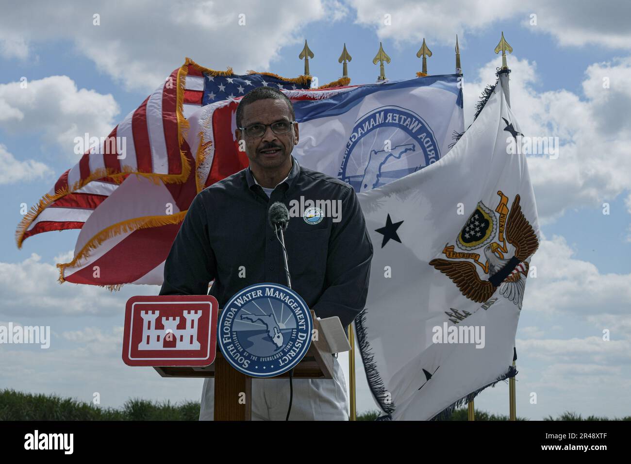 SOUTH BAY, Floride – 22 février 2023 --les États-Unis Le corps des ingénieurs de l'armée (USACE), le district de Jacksonville et le district de gestion des eaux du sud de la Floride (SFWMD) ont été célébrés par une cérémonie révolutionnaire au projet de réservoir de la zone agricole des Everglades (EAA). Le projet servira de base à la restauration de la partie centrale de l'écosystème des Everglades et à l'acheminement de l'eau vers le sud. Shawn Hamilton, secrétaire du ministère de la protection de l'environnement de la Floride, s'adresse aux invités lors de la cérémonie d'inauguration. Banque D'Images