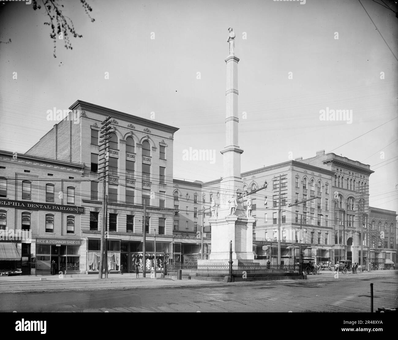 Albion Hotel and Confederate Monument, Augusta, Géorgie, entre 1900 et 1910. Banque D'Images