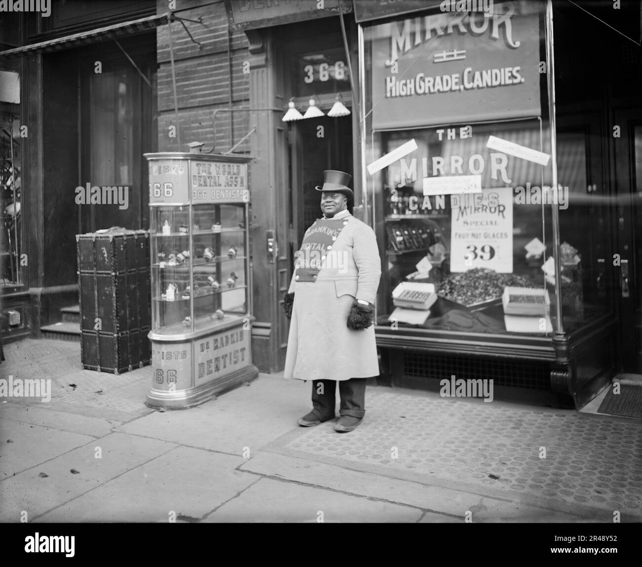 Un signe vivant sur la Cinquième Avenue, New York, entre 1900 et 1910. Banque D'Images