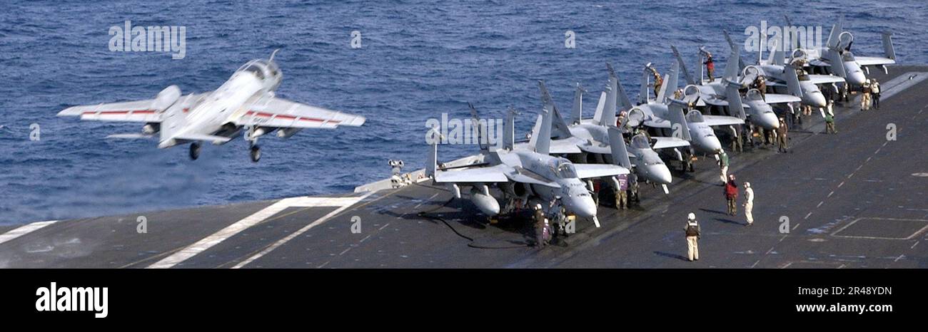 US Navy un EA-6B sort de l'USS Harry S. Truman Banque D'Images