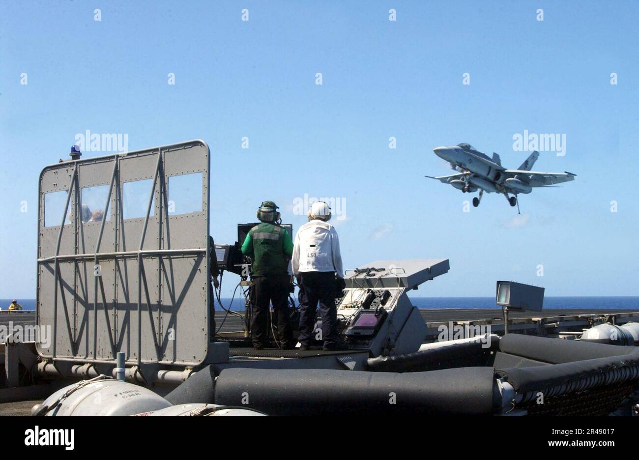 US Navy l'officier de signal d'atterrissage (LSO) garde un oeil vigilant sur un F-A-18C Banque D'Images